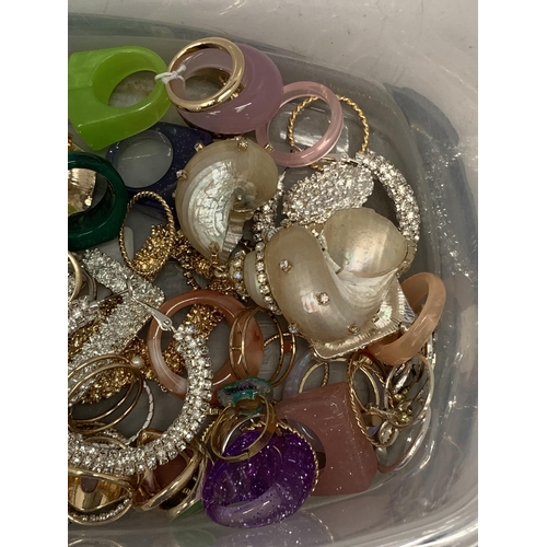 195 - A QUANTITY OF COSTUME JEWELLERY RINGS AND EARRINGS