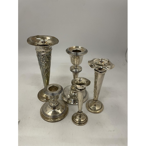 25 - A MIXED LOT OF HALLMARKED SILVER ITEMS - ART NOUVEAU FLORAL DESIGN BUD VASE, FURTHER POSY VASES AND ... 