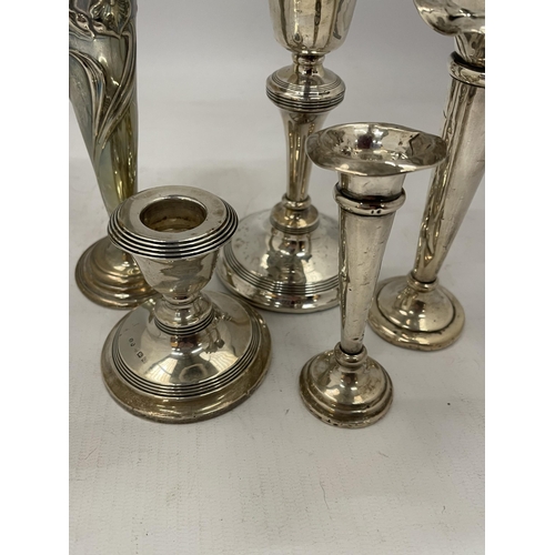 25 - A MIXED LOT OF HALLMARKED SILVER ITEMS - ART NOUVEAU FLORAL DESIGN BUD VASE, FURTHER POSY VASES AND ... 