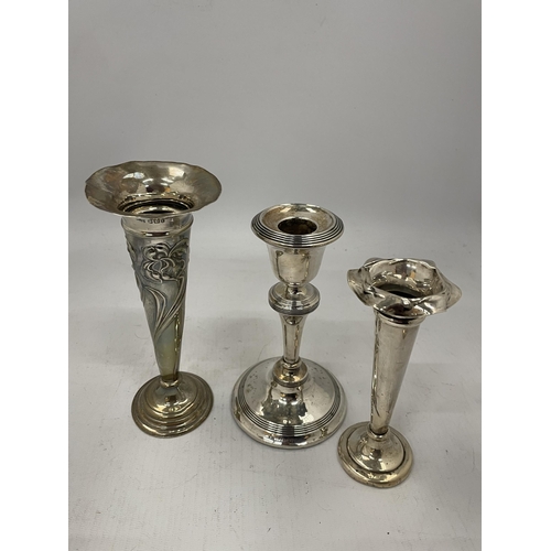 25 - A MIXED LOT OF HALLMARKED SILVER ITEMS - ART NOUVEAU FLORAL DESIGN BUD VASE, FURTHER POSY VASES AND ... 