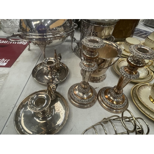 251 - A MIXED GROUP OF SILVER PLATED ITEMS TO INCLUDE FOOD WARMER, PAIR OF CHAMBER STICKS ETC