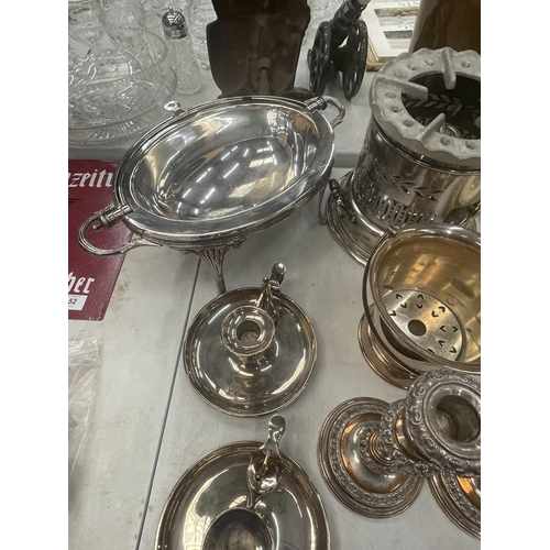 251 - A MIXED GROUP OF SILVER PLATED ITEMS TO INCLUDE FOOD WARMER, PAIR OF CHAMBER STICKS ETC