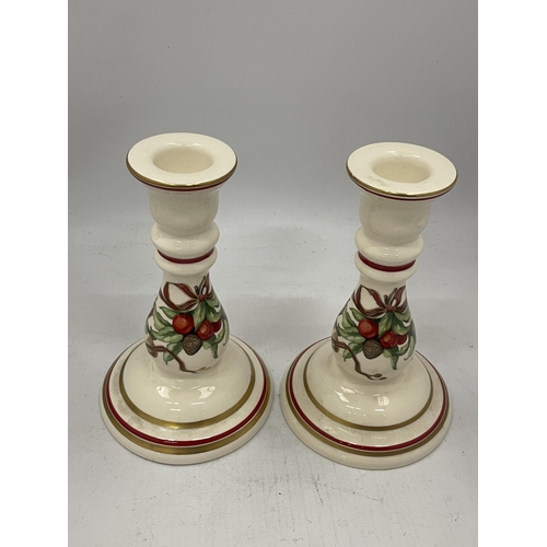 26 - A PAIR OF TIFFANY & CO 'TIFFANY GARLAND' PATTERN CANDLESTICKS