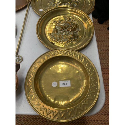 262 - A MIXED LOT OF VINTAGE BRASS AND COPPER - SHIPS TRAYS ETC