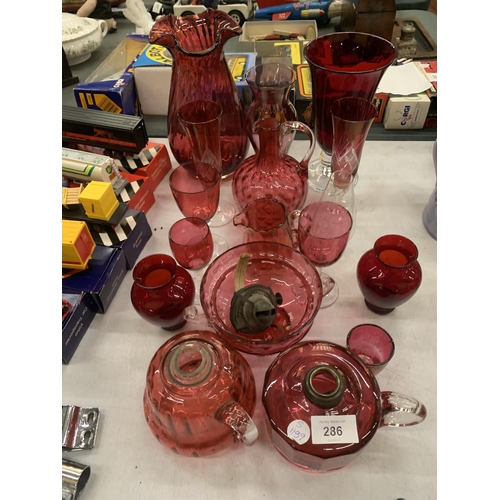 286 - A MIXED GROUP OF VINTAGE CRANBERRY GLASS, JUGS, LARGE VASE ETC