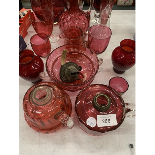 286 - A MIXED GROUP OF VINTAGE CRANBERRY GLASS, JUGS, LARGE VASE ETC