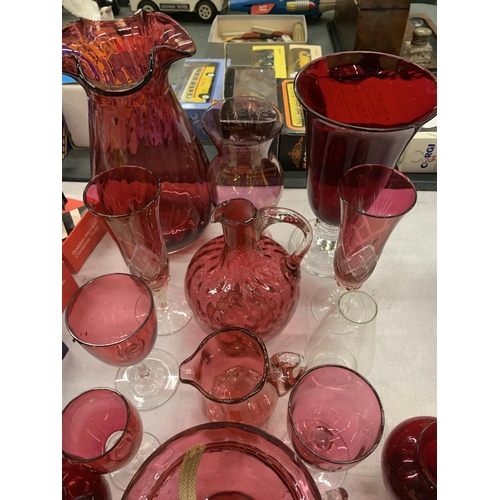 286 - A MIXED GROUP OF VINTAGE CRANBERRY GLASS, JUGS, LARGE VASE ETC