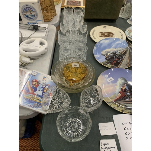 297 - A MIXED LOT OF CUT AND FURTHER GLASS TO INCLUDE CANDY BOWLS, FRUIT BOWLS AND LICQUER / WHISKY GLASSE... 