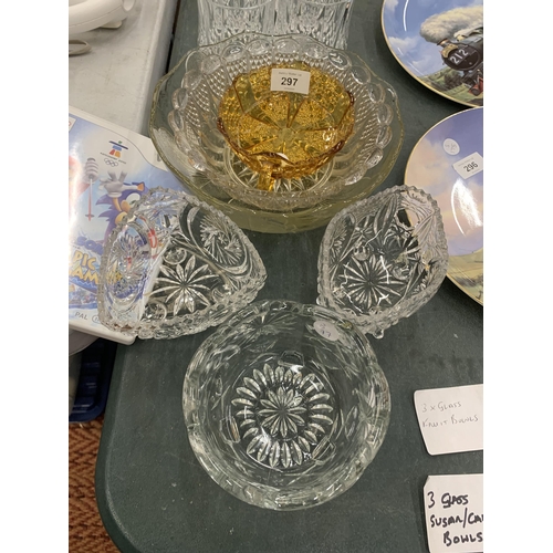 297 - A MIXED LOT OF CUT AND FURTHER GLASS TO INCLUDE CANDY BOWLS, FRUIT BOWLS AND LICQUER / WHISKY GLASSE... 