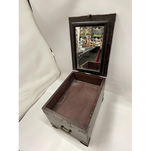 40 - A VINTAGE ORIENTAL HARDWOOD AND BRASS JEWELLERY BOX WITH MIRRORED LIFT UP LID