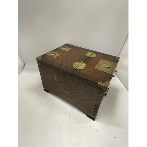 40 - A VINTAGE ORIENTAL HARDWOOD AND BRASS JEWELLERY BOX WITH MIRRORED LIFT UP LID