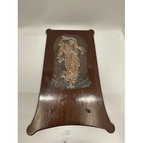 41 - AN ART NOUVEAU WOOD & COPPER BURSH HOLDER