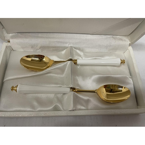 47 - A CASED PAIR OF JAPANESE GOLD PLATED TEASPOONS