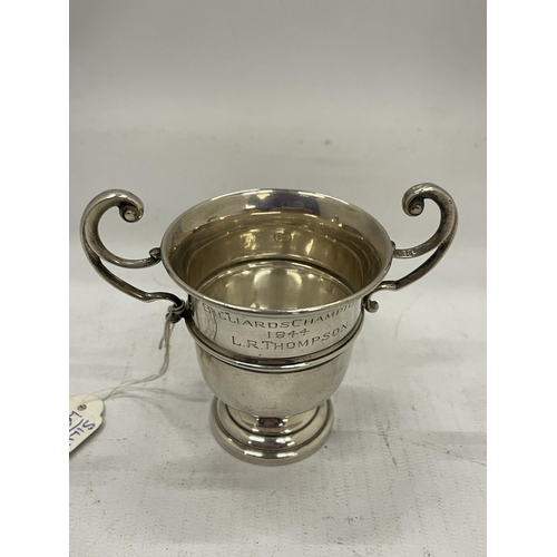 5 - A GEORGE VI SILVER TWIN HANDLED SMALL TROPHY CUP WITH ENGRAVING, HALLMARKS FOR LONDON 1947, WEIGHT 6... 