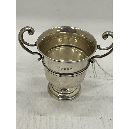 5 - A GEORGE VI SILVER TWIN HANDLED SMALL TROPHY CUP WITH ENGRAVING, HALLMARKS FOR LONDON 1947, WEIGHT 6... 