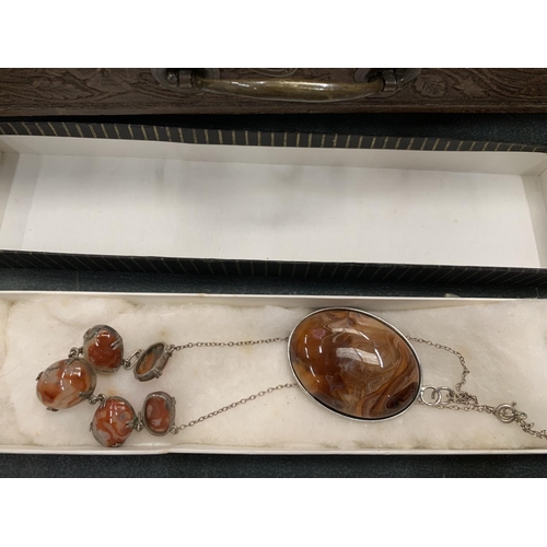 118 - A BOXED AGATE PENDANT ON A CHAIN