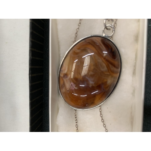 118 - A BOXED AGATE PENDANT ON A CHAIN