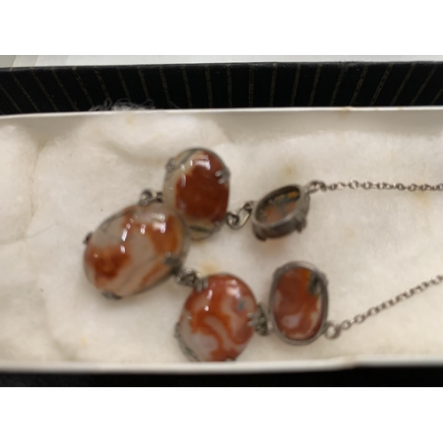 118 - A BOXED AGATE PENDANT ON A CHAIN