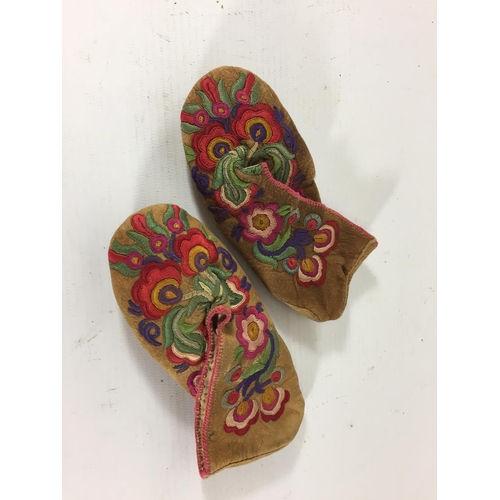 11A - A PAIR OF EARLY TO MID 20TH CENTURY CANADIAN BABIES MOCCASINS, WITHHAND EMBROIDERED FLORAL DECORATIO... 