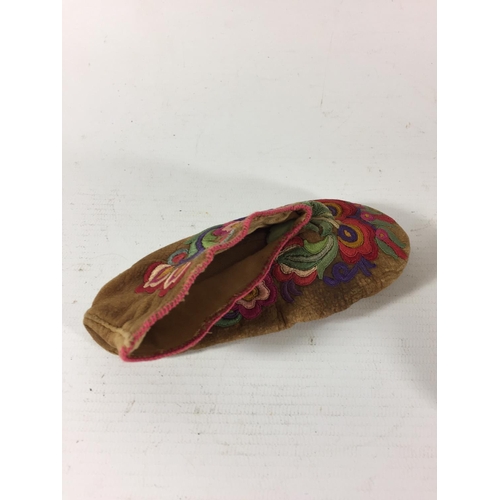 11A - A PAIR OF EARLY TO MID 20TH CENTURY CANADIAN BABIES MOCCASINS, WITHHAND EMBROIDERED FLORAL DECORATIO... 