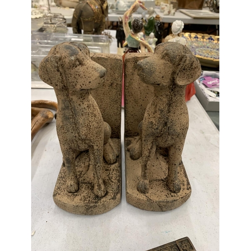 137 - A PAIR OF STONE DOG BOOKENDS HEIGHT 21CM