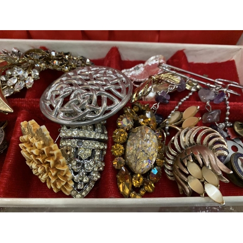 147 - A QUANTITY OF COSTUME JEWELLERY TO INCLUDE BROOCHES, EARRINGS, WATCHES, NECKLACES, BADGES, ETC