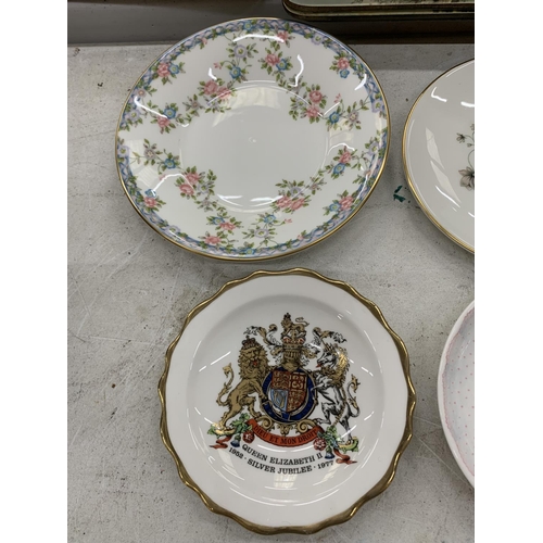 153 - A QUANTITY OF TRINKET PLATES AND PIN DISHES TO INCLUDE ROYAL COPENHAGEN, MASON'S, ROYAL ALBERT, SPOD... 