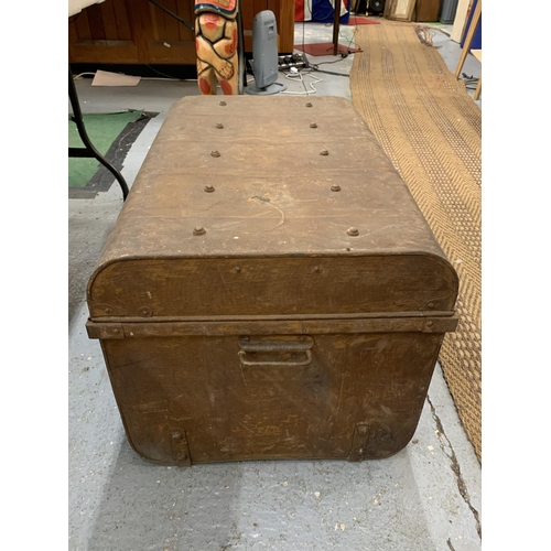 155 - A LARGE VINTAGE METAL TRUNK WITH SIDE HANDLES WIDTH 77CM, HEIGHT 47CM, DEPTH 52CM