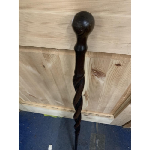 A VINTAGE MAHOGANY BARLEY TWIST STYLE WALKING STICK
