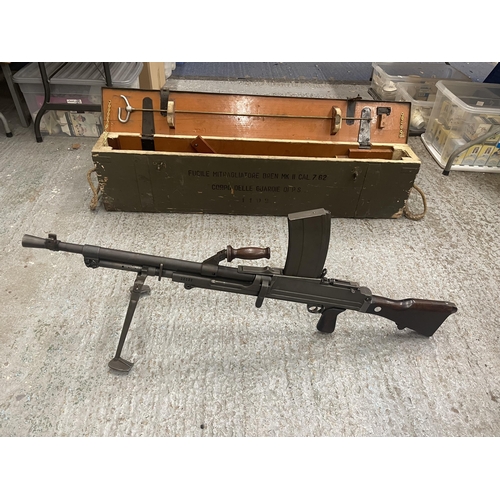 441 - A GOOD BOXED POST WAR DEACTIVATED MKII CAL 7.62 BREN GUN, 61CM BARREL, SPARE BARREL, CLEANING ROD, M... 