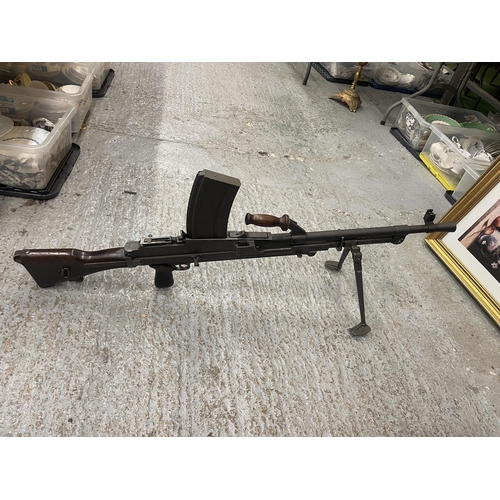 441 - A GOOD BOXED POST WAR DEACTIVATED MKII CAL 7.62 BREN GUN, 61CM BARREL, SPARE BARREL, CLEANING ROD, M... 