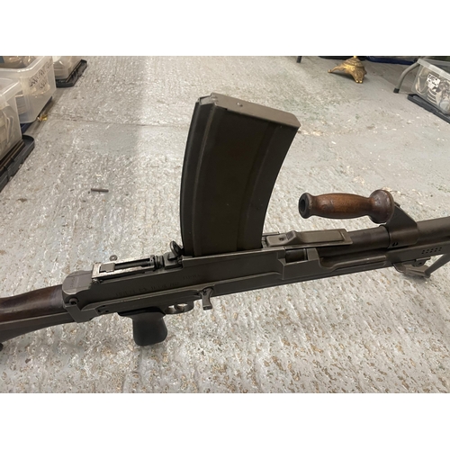 441 - A GOOD BOXED POST WAR DEACTIVATED MKII CAL 7.62 BREN GUN, 61CM BARREL, SPARE BARREL, CLEANING ROD, M... 