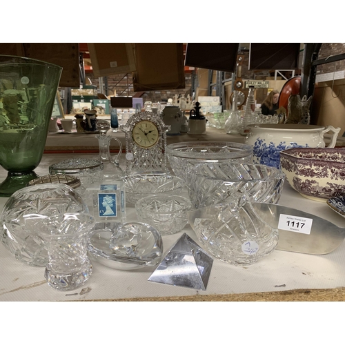 1117 - A QUANTITY OF CUT GLASS ITEMS TO INCLUDE A WATERFORD CRYSTAL CLOCK, ORREFORS GLASSBOWL - CHIP TO THE... 