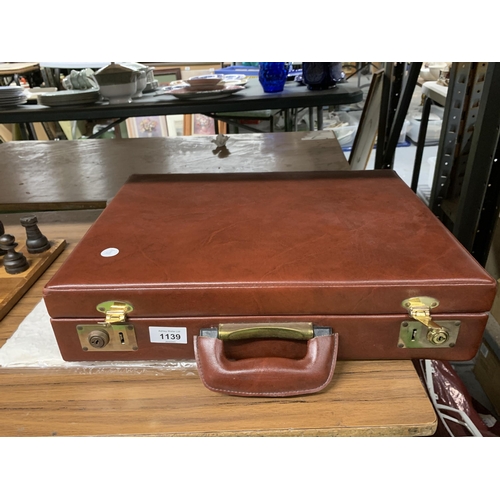 1139 - A VINTAGE SUITCASE CONTAINING A QUANTITY OF CRAFT ITEMS