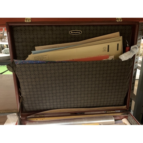 1139 - A VINTAGE SUITCASE CONTAINING A QUANTITY OF CRAFT ITEMS