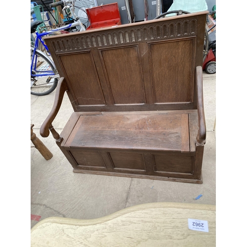 2978 - A VICTORIAN OAK MONKS BENCH / SETTLE WITH LIFT UP SEAT