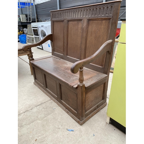 2978 - A VICTORIAN OAK MONKS BENCH / SETTLE WITH LIFT UP SEAT