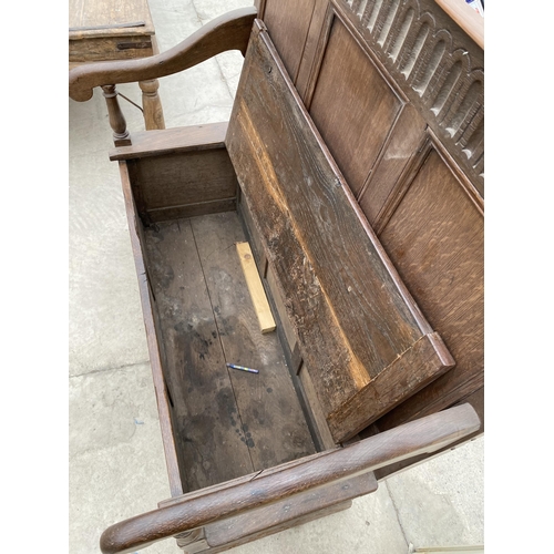 2978 - A VICTORIAN OAK MONKS BENCH / SETTLE WITH LIFT UP SEAT