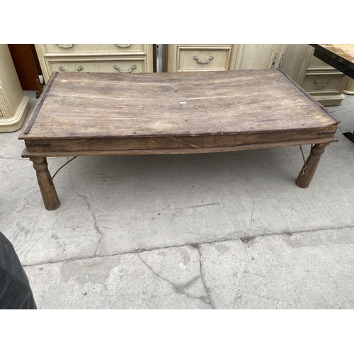 2979 - A VINTAGE INDIAN HARDWOOD COFFEE TABLE ON TURNED LEGS WITH METAL SUPPORTS AND STUDS, 68X34