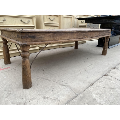 2979 - A VINTAGE INDIAN HARDWOOD COFFEE TABLE ON TURNED LEGS WITH METAL SUPPORTS AND STUDS, 68X34