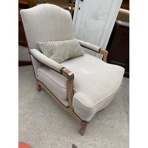 2986 - A MODERN CONTINENTAL STYLE OPEN ARM EASY CHAIR