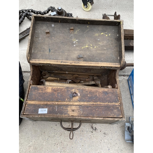 2214 - A VINTAGE WOODEN TOOL CHEST WITH AN ASSORTMENT OF HAND TOOLS