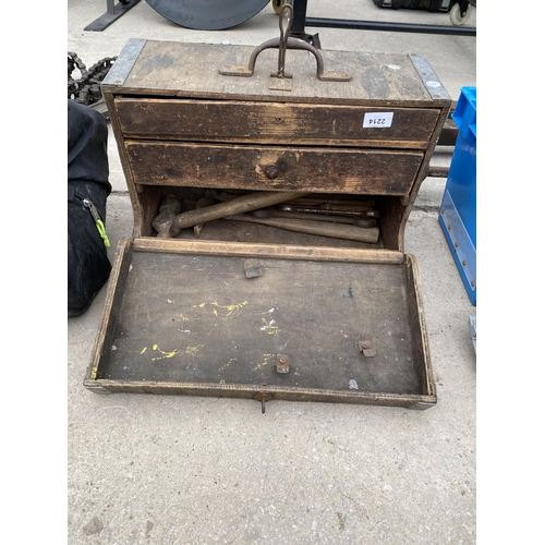 2214 - A VINTAGE WOODEN TOOL CHEST WITH AN ASSORTMENT OF HAND TOOLS