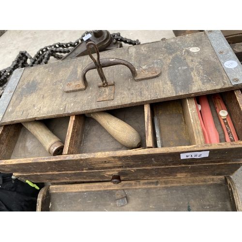 2214 - A VINTAGE WOODEN TOOL CHEST WITH AN ASSORTMENT OF HAND TOOLS