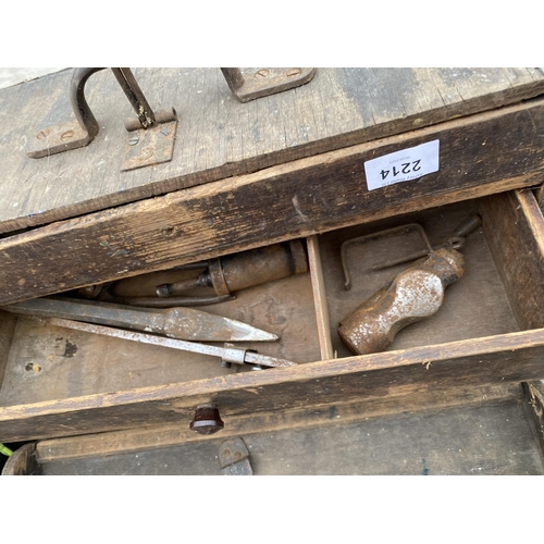 2214 - A VINTAGE WOODEN TOOL CHEST WITH AN ASSORTMENT OF HAND TOOLS