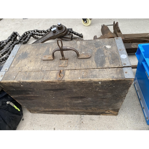 2214 - A VINTAGE WOODEN TOOL CHEST WITH AN ASSORTMENT OF HAND TOOLS