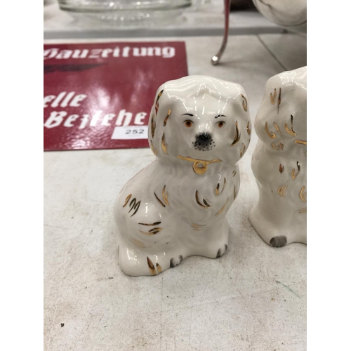 252A - A PAIR OF SMALL STAFFORDSHIRE DOGS HEIGHT 10CM