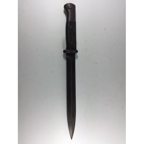 353A - A WORLD WAR II NAZI GERMANY S84/98 BAYONET AND SCABBARD, 25CM BLADE