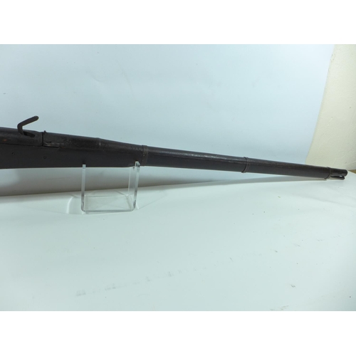 304 - AN ANTIQUE MATCHLOCK MUSKET, 85CM BARREL, LENGTH 138CM