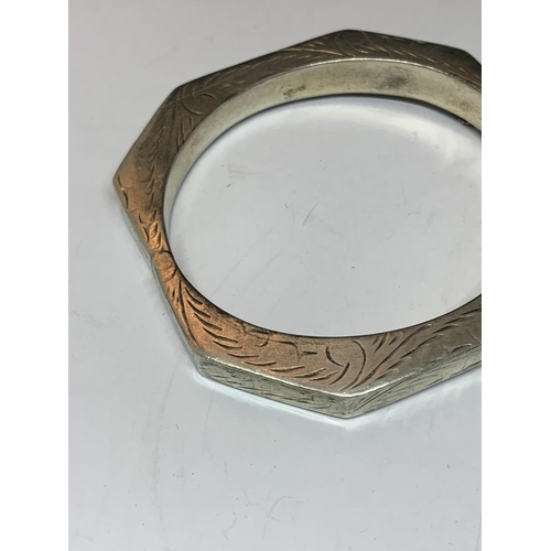 537 - AN ORNATE SILVER BANGLE